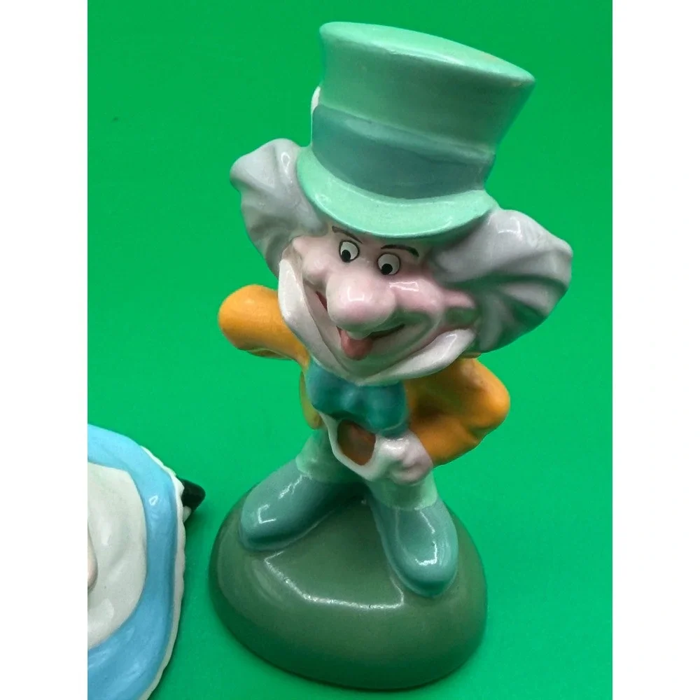 NE Disney Alice in Wonderland Mad Hatter Salt and Pepper Shakers Set VTG